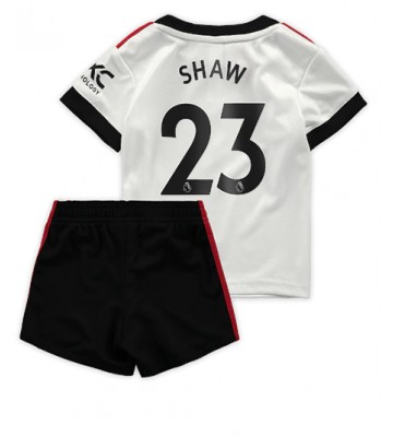 Manchester United Luke Shaw #23 babykläder Bortatröja barn 2022-23 Korta ärmar (+ Korta byxor)